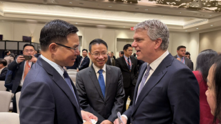 Acting Minister Le Manh Hung holds talks with US trade leaders
