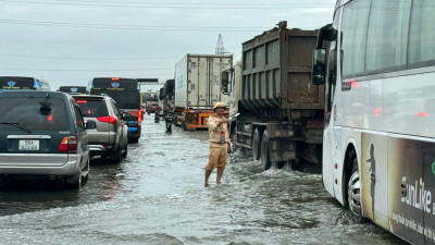 Cao tốc Pháp Vân - Cầu Giẽ ngập sâu, CSGT chỉ lộ trình xe lưu thông; Hà Nội phát lệnh báo động lũ trên sông Hồng