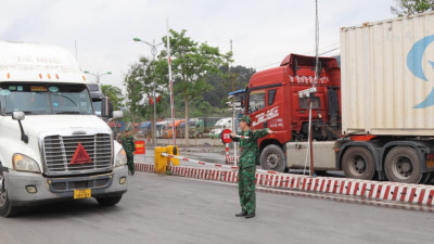 Điều tiết hàng hóa qua cửa khẩu quốc tế Hữu Nghị vào thời gian cao điểm