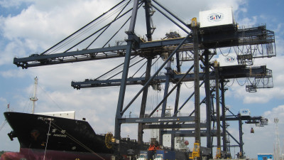 Bốc dỡ hàng tại cảng SITV